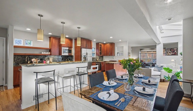 Cozy 3-bedroom house next to Park near Everything!