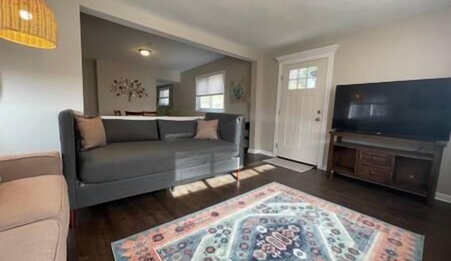 Cozy 3-bedroom house Quiet street Free parking