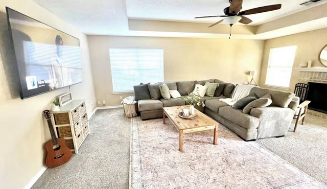 Cozy 3-bedroom house with Large Backyard and 72 inch TV
