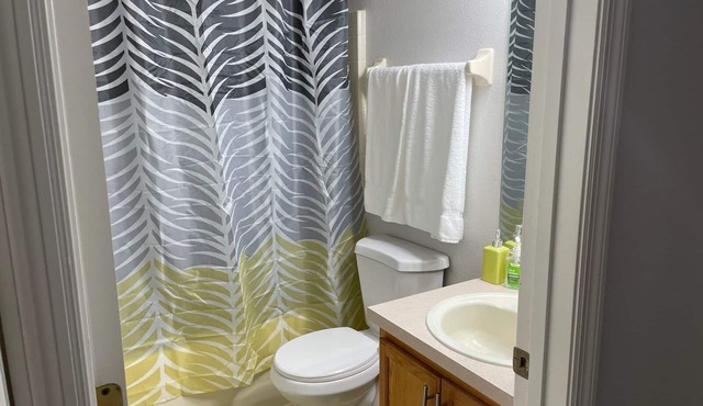 Cozy 3-bedroom house with AC and WiFi in fantastic Davenport