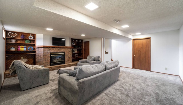 Cozy 3-bedroom house in delightful Des Moines near lake