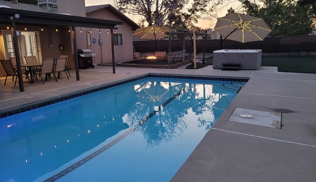 Cozy 3 Bedroom house with Pool Spa and Game Room