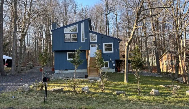 Cozy 3 bedroom house with indoor fireplace and fun outdoor area