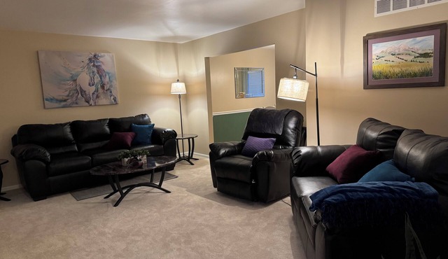 Cozy 3-Bedroom House with WiFi, streaming TVs in Peaceful Edgewood