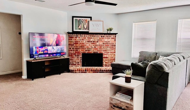 Cozy 3 Bedroom House with Beautiful Fireplace