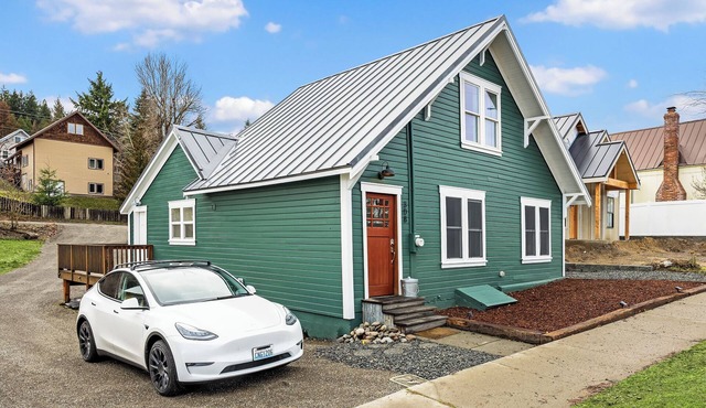 Cozy 3-bedroom house walkable to downtown Roslyn with Barrel Sauna + EV Charger