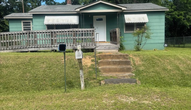 Cozy 3-bedroom house with AC in charming Clinton