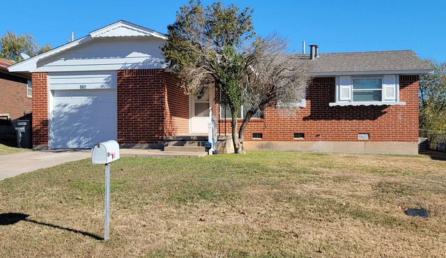 Cozy 3-bedroom house with central A/C and WiFi centrally located in Lawton