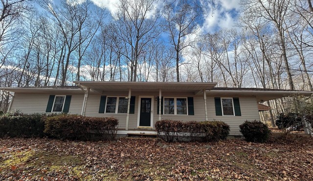 Cozy 3-bedroom in Amissville 13 acres of trails and a pond!