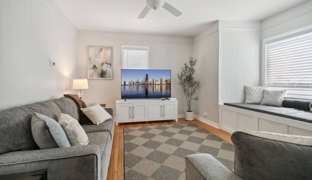 Cozy 3 bedroom in DT Libertyville Near Naval Base!