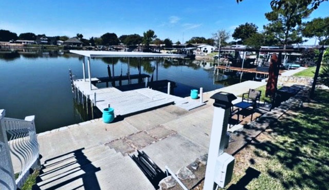 Cozy 3 Bedroom Lake House with boat dock/patio on deep water.