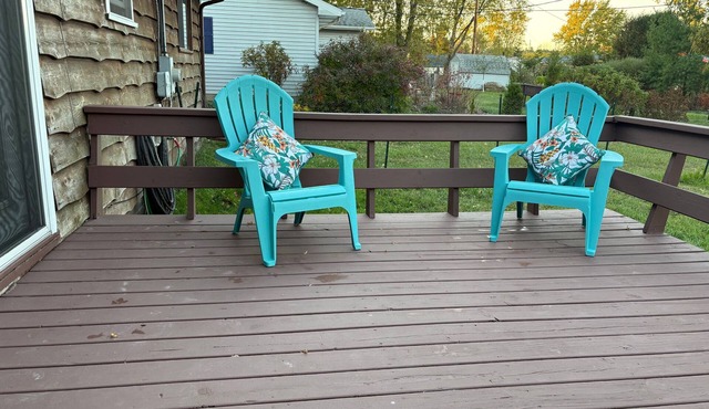 Cozy 3-bedroom lake side cottage with fire place in welcoming Lexington