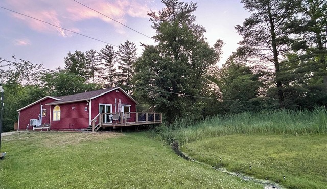 Cozy 3-bedroom lake house with private beach area and fire pit in Greenville