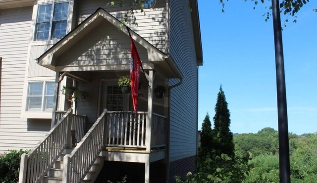 Cozy 3-bedroom, lakefront condo