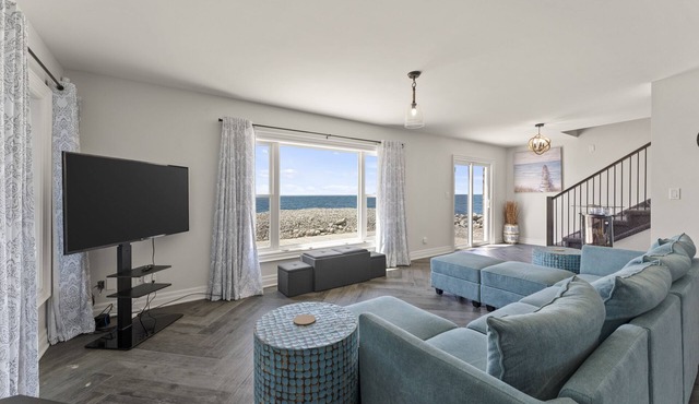 Cozy 3 Bedroom Lakefront Cottage