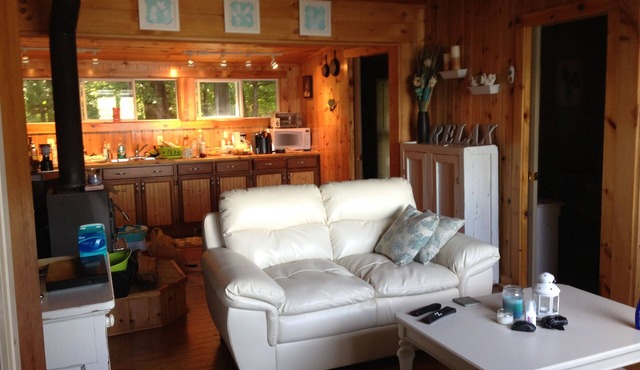 Cozy 3 Bedroom Lakefront Cottage In The Muskoka For Rent