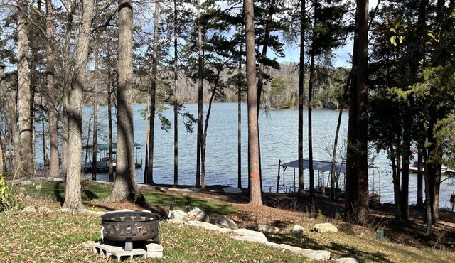 Cozy 3-bedroom lakefront cottage in beautiful Clemson, SC