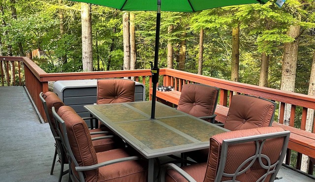 Cozy 3-bedroom lakeside chalet near Enumclaw