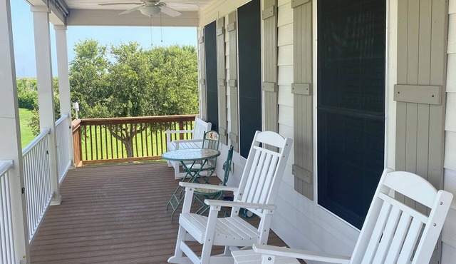 Cozy 3-bedroom lodge in tranquil Pecan Island with AC comfort.