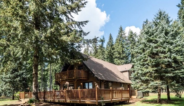 Cozy 3 bedroom lodge with hot tub on 3.5 acres
