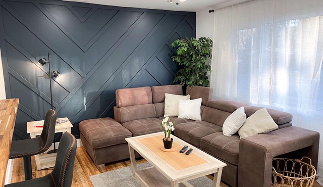 Cozy 3 Bedroom Main Floor House in Mature Neighborhood