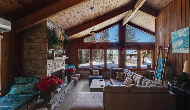 Cozy 3-Bedroom Manistee Lakefront Cottage