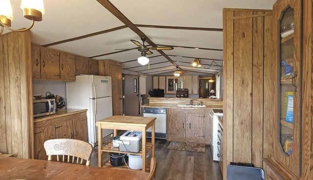Cozy, 3-bedroom mobile home with WiFi, AC, garage, & bar area in Harpers Ferry!