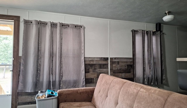 Cozy 3-bedroom mobile home in welcoming Thackerville with AC, WiFi