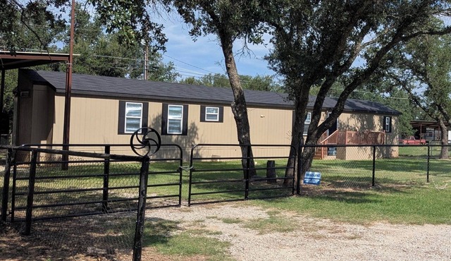Cozy 3-bedroom mobile home in Lake Brownwood in Thunderbird Bay