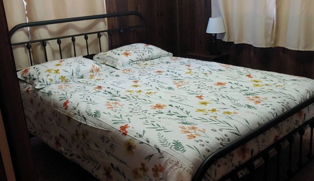 Cozy 3-bedroom mobile home in serene Blanding with AC, WiFi