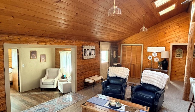 Cozy 3 bedroom modern Cabin directly across from Lake Glendo at Elkhorn Bay