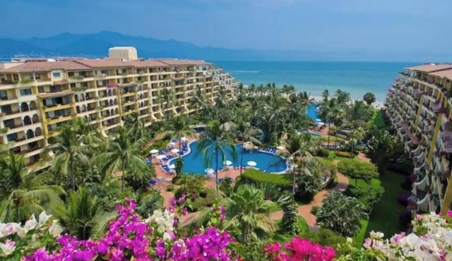 Cozy 3 bedroom Family Beach Condo in beachfront Resort in Puerto Vallarta!