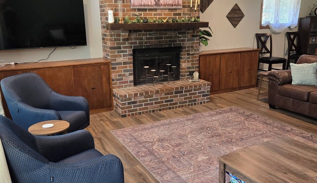 Cozy 3-bedroom open floor plan house in charming Lincoln with WiFi, AC,