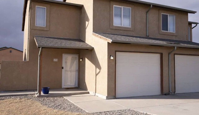 Cozy 3 Bedroom Private Pueblo West Duplex Close To Lake