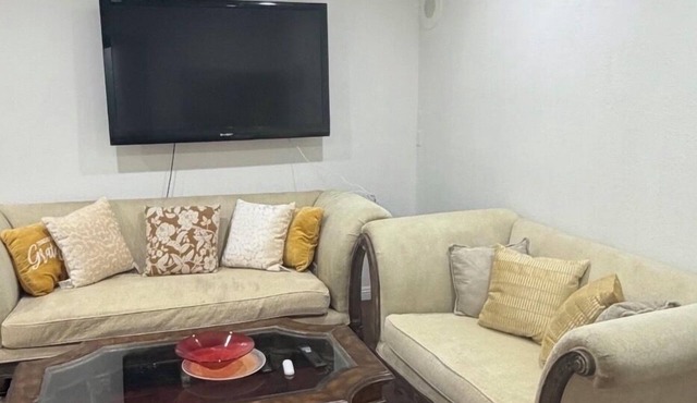 Cozy 3-bedroom private guest house in fabulous Anaheim with cool AC