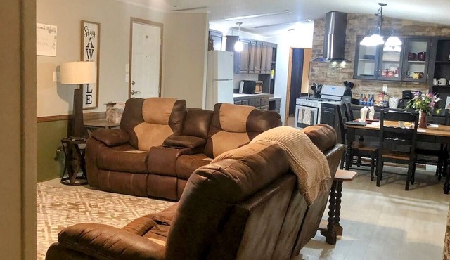 Cozy 3 Bedroom Quick Stop Home | Near i80