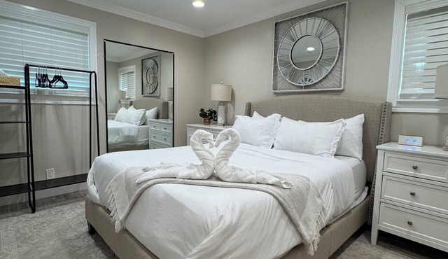 Cozy 3-Bedroom, Sleeps 7+Crib, Pet friendly, Large Yard, Fire Pit, Best Location