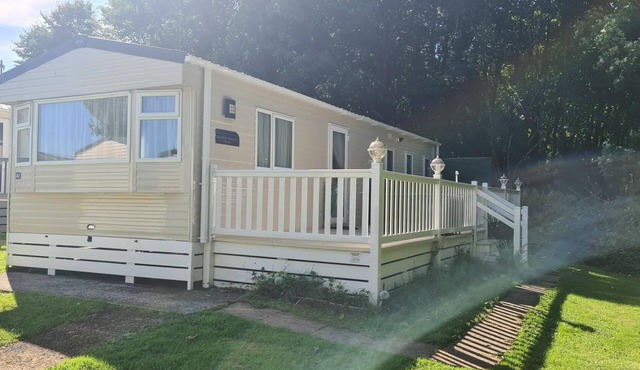 Cozy 3 bedroom Static Caravan near Looe on an amazing resort.