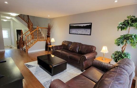 Cozy 3 bedroom town house 20 min from Ottawa down town and airport