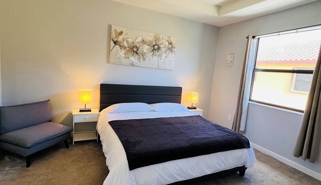 Cozy 3-bedroom townhome inHomestead , near Keys, with AC, full kitchen , WiFi