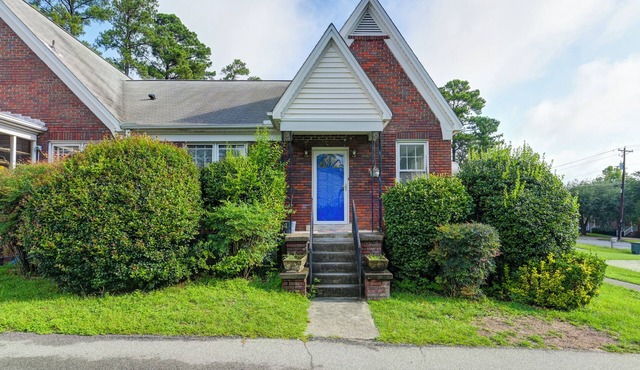 Cozy 3-bedroom townhome in charming Columbia with WiFi, AC