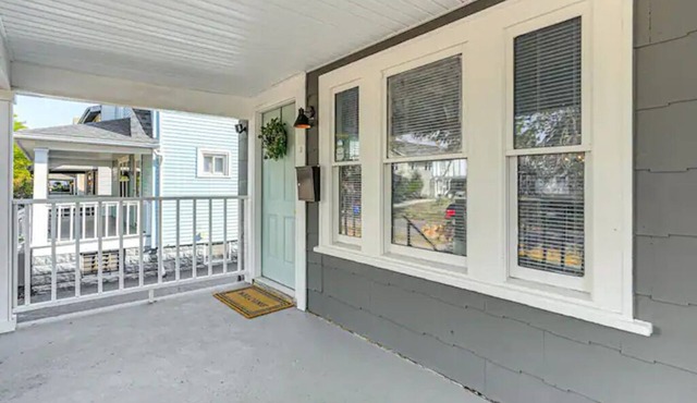 Cozy 3-bedroom townhome in Columbus with Foosball. Minutes to downtown & OSU