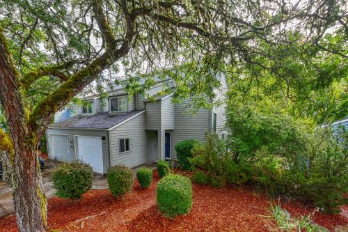 Cozy 3-Bedroom Townhome - 3 Miles from OSU!