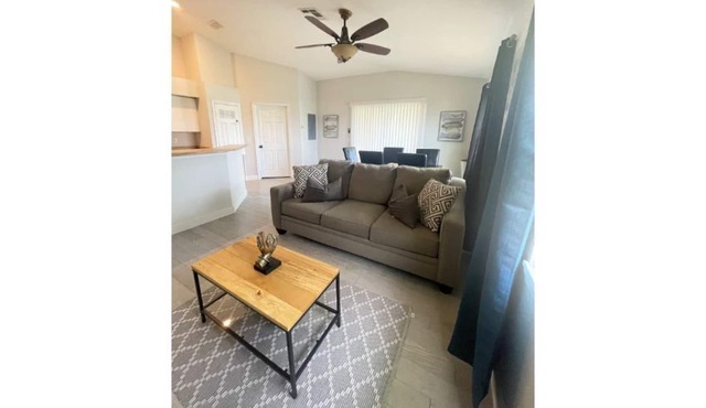 Cozy 3-bedroom unit with free parking