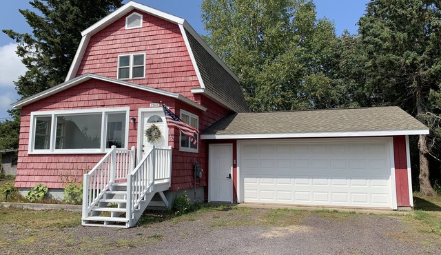 Cozy 3 bedroom home with garage & sauna