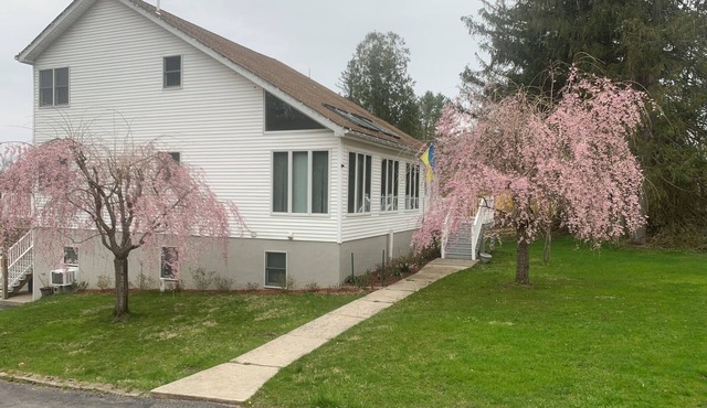 Cozy 3-bedroom house in charming East Stroudsburg with AC, WiFi