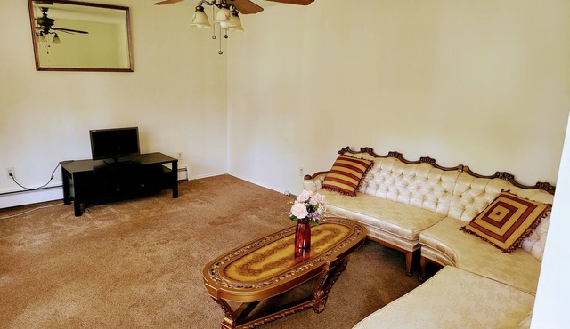 Cozy 3-bedroom house in fabulous North Bay Shore with AC