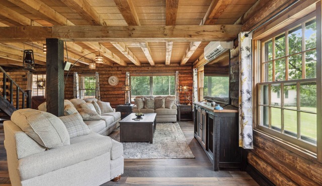 Cozy 3-bedroom cabin in welcoming Saratoga Springs with WiFi, AC close to track.