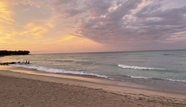 Cozy 3-bedroom vacation home just steps to Lake Huron