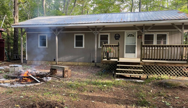 Cozy 3-bedroom waterfront cabin w/AC; dog friendly - 25% off Memorial Weekend